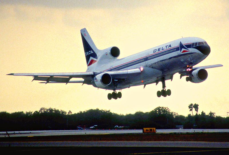 800px-10bl_-_Delta_Air_Lines_Lockheed_L-1011_TriStar_250;_N737D@TPA;27.01.1998_(6138548678).jpg
