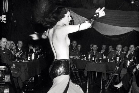 paris-france-city-of-love-under-german-nazi-occupation-german-men-with-french-women-79.jpg