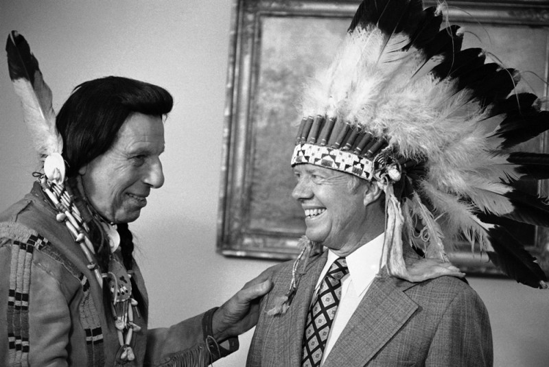 Железноглазый Коди, самый узнаваемый индеец в мире (на самом деле — итальянец) посвящает в индейцы Джимми Картера, 1974 год, США.jpg