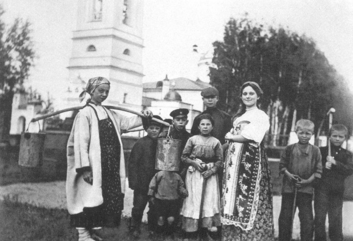 Сергей Есенин с односельчанами. Рязанская область, село Константиново, 1909 год.jpg