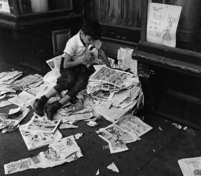 Мальчик с мороженым читает газету. США, Нью-Йорк, 1944 год.jpg