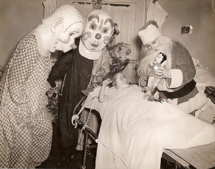 Клоуны и Санта веселят девочку в больнице, 1950 год.jpg