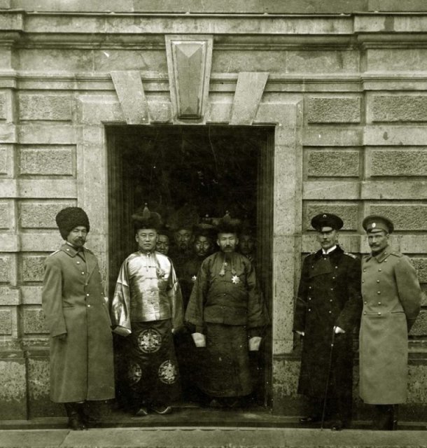 Прямой потомок Чингисхана Тугс-Очирын Намнансурэн в Санкт-Петербурге, ноябрь 1913 года.jpg