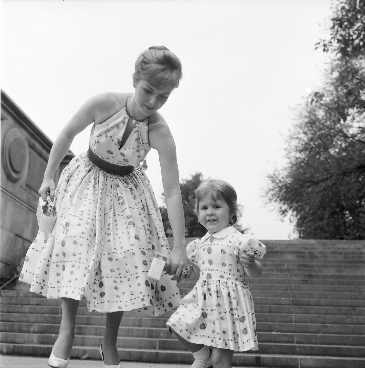 Debbie Reynolds and Carrie Fisher, 1959.jpg