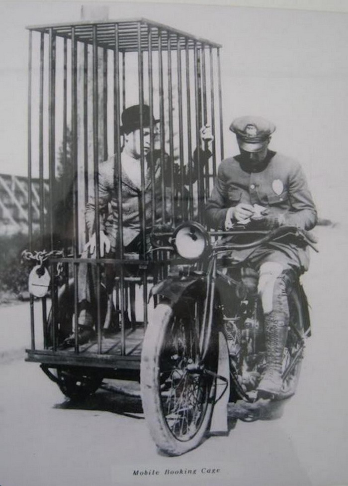 Полицейский на Харлее с задержанным, 1921 год.jpg