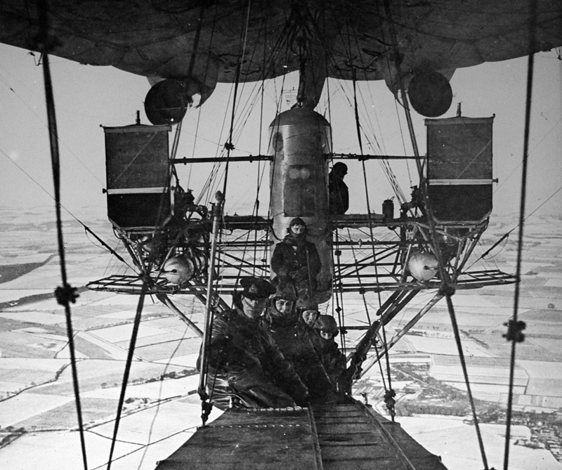 1918. Зимний полет на дирижабле.jpg