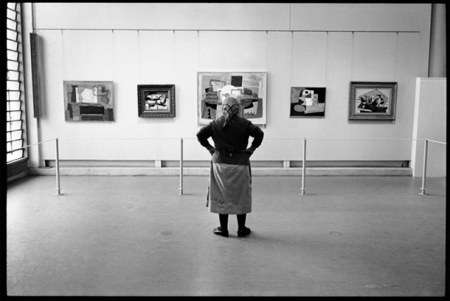 Cleaning lady at the Pablo Picasso exhibition at the tel Aviv Museum of art, Israel, 1966.jpg