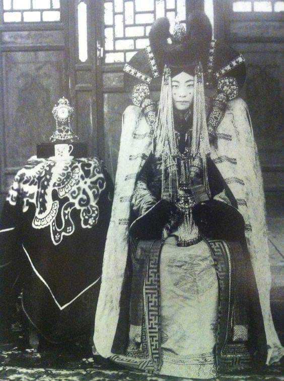 Khalka noblewoman from mongolia, 1908.jpg