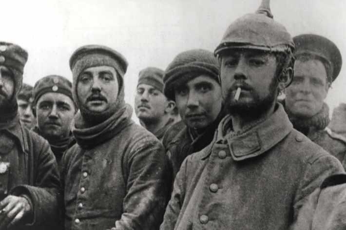 British and German troops stand together during the Christmas Truce of 1914.jpg