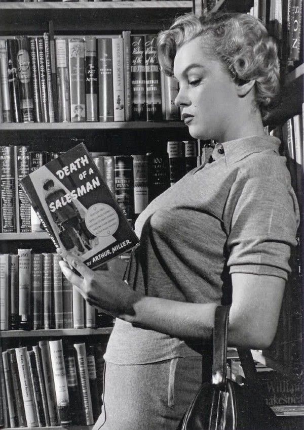 Marilyn Monroe reading 'Death of a Salesman' by Arthur Miller in 1951. Marilyn would go on to marry Arthur five years later.jpg