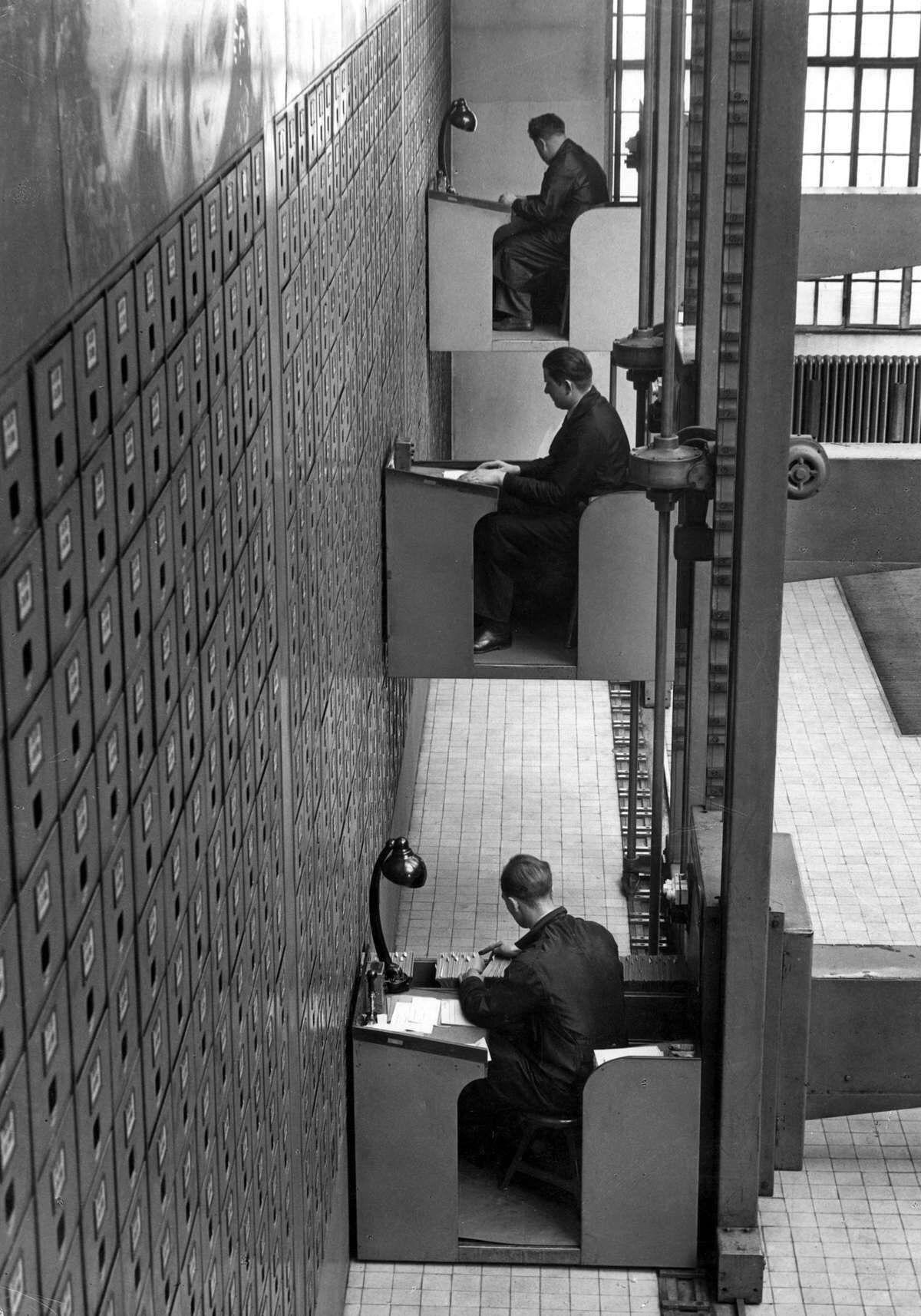 Electric elevator desks in Prague 1937.jpg