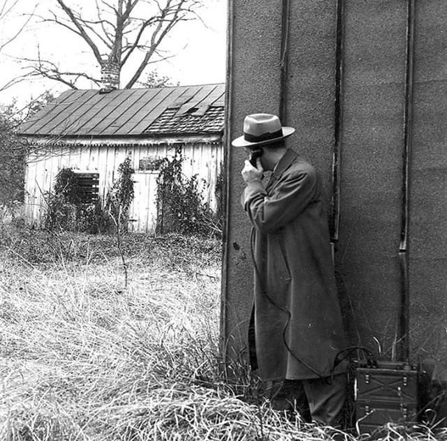 An FBI agent on a stakeout in a kidnapping case, 1933.jpg