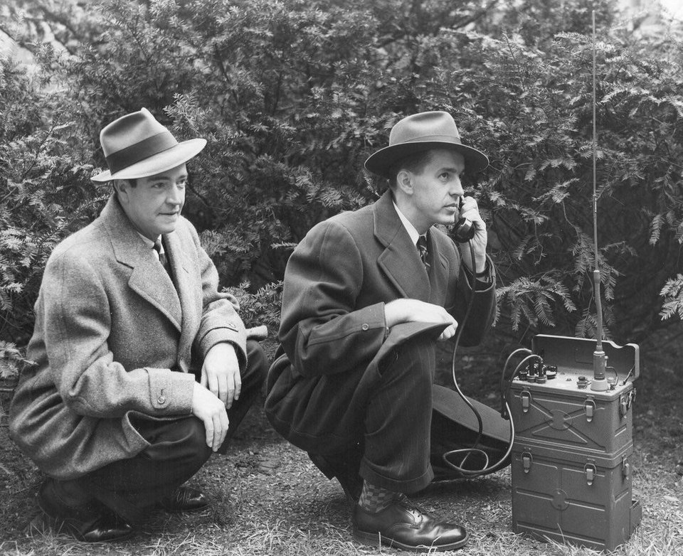 2 FBI agents on a 1930s stakeout.jpg
