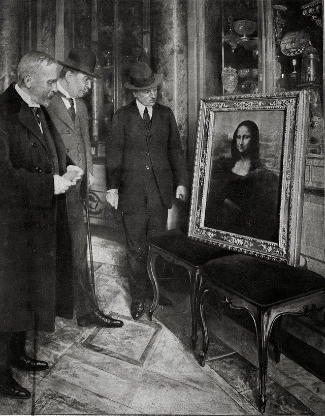 Men admiring the Mona Lisa, which was temporarily displayed in the Uffizi. The painting was found in Florence 2 years after having been stolen from the Louvre, 1913.jpg