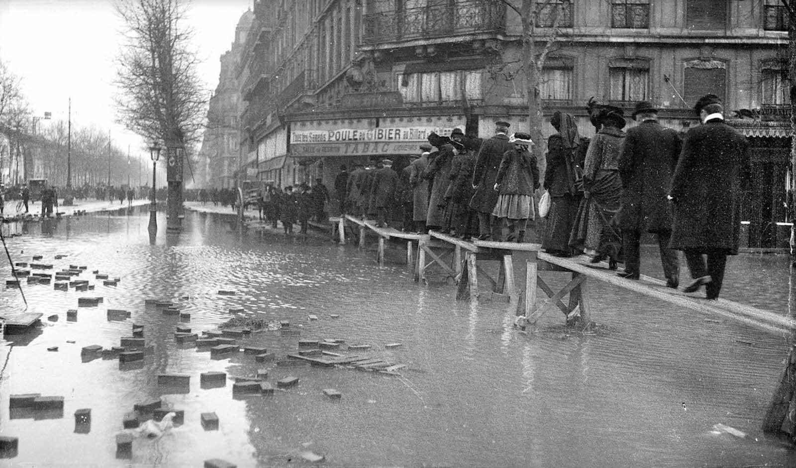 Paris Flood 1910.jpg