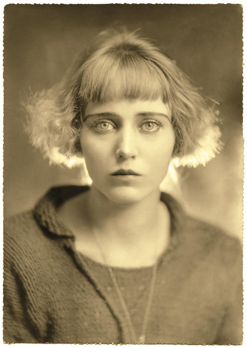 Artist Nahui Olin photographed in Mexico City, 1925.jpg