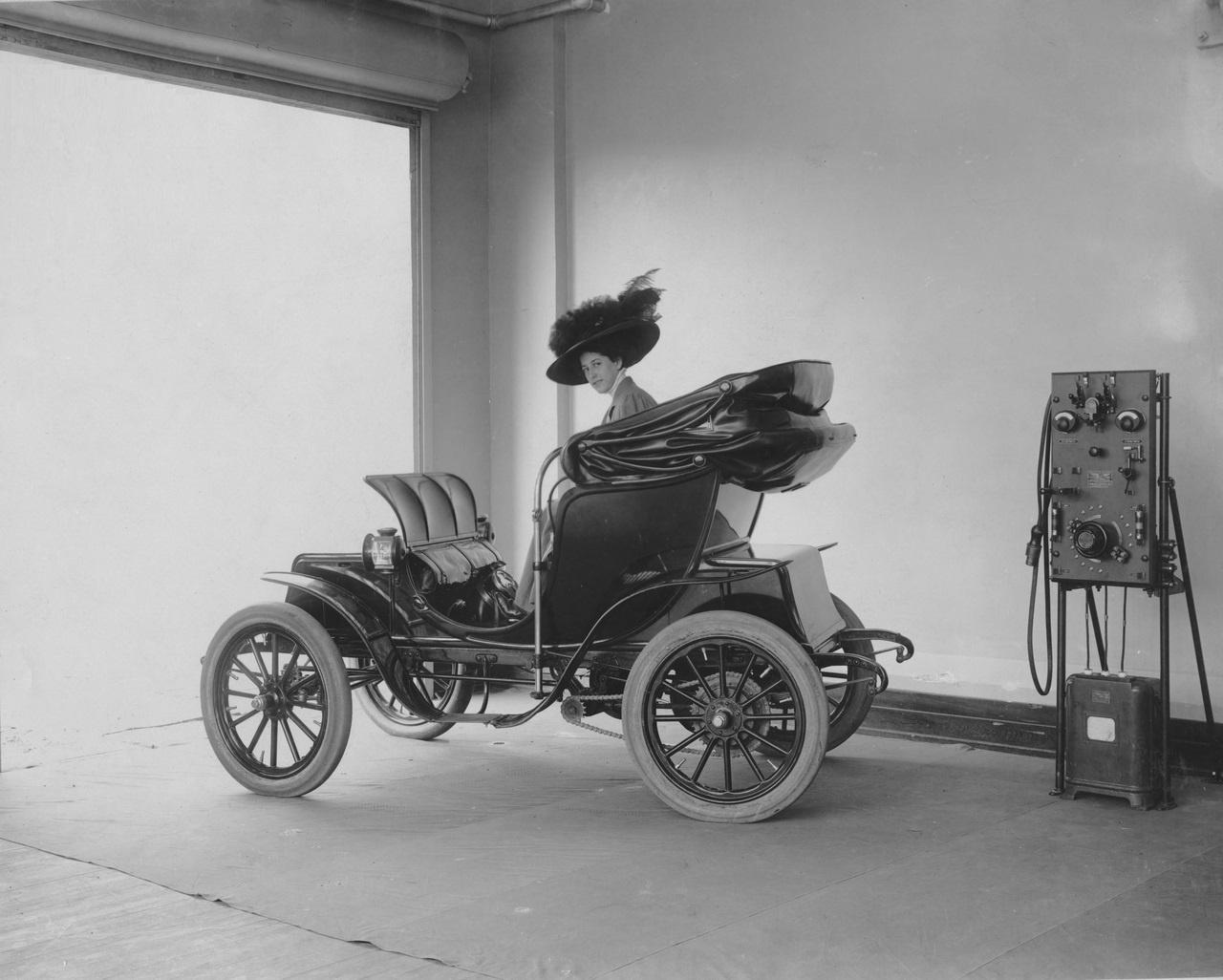 Electric Car & Charging Station 1912.jpg