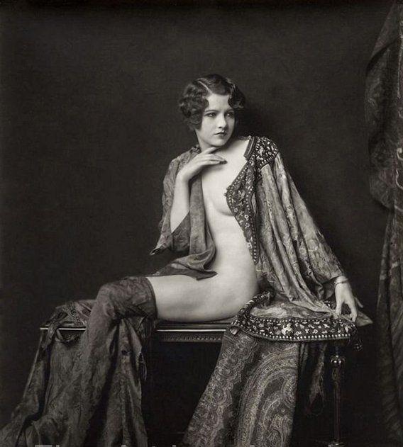 A Ziegfeld Follies Girl Photographed by Alfred Cheney Johnston - 1930.jpg