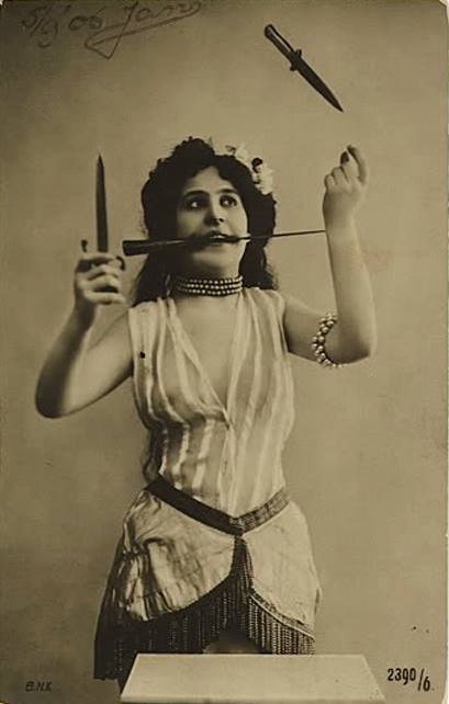 Knife juggling Woman, Netherlands, 1906.jpg