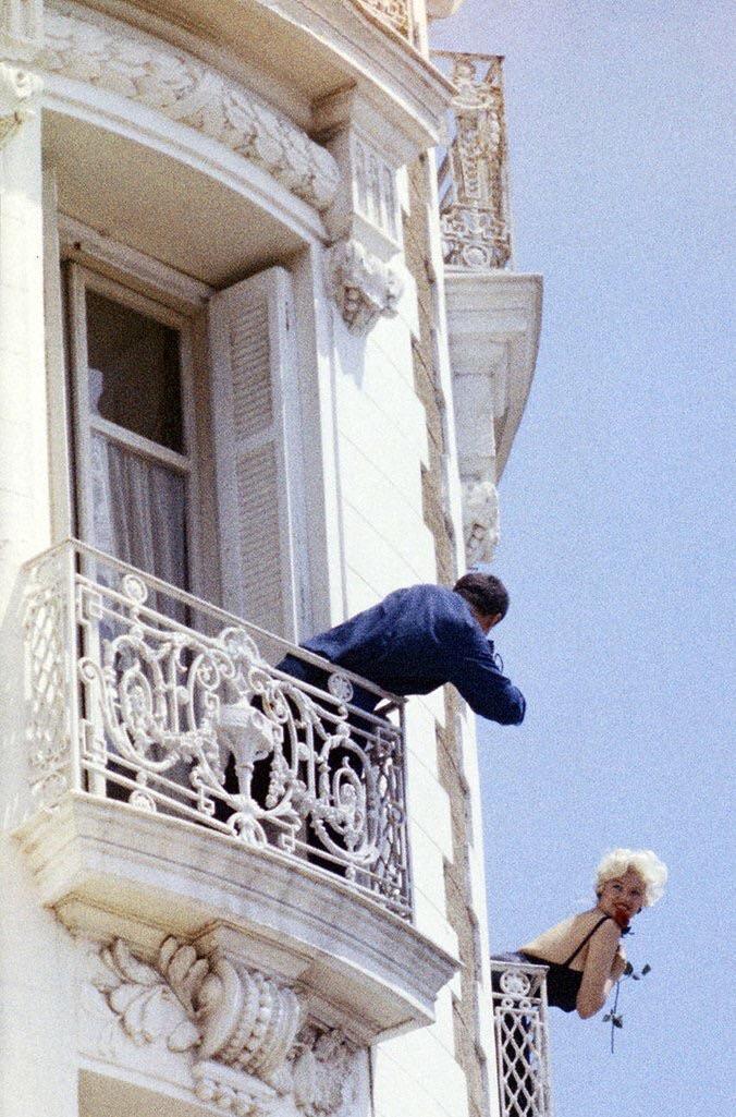 Jayne Mansfield on the balcony of the Carlton Hotel, Cannes 1958.jpg