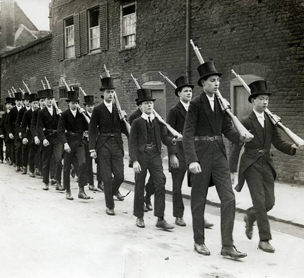 Занятия по военной подготовке в Итоне, 1915.jpg