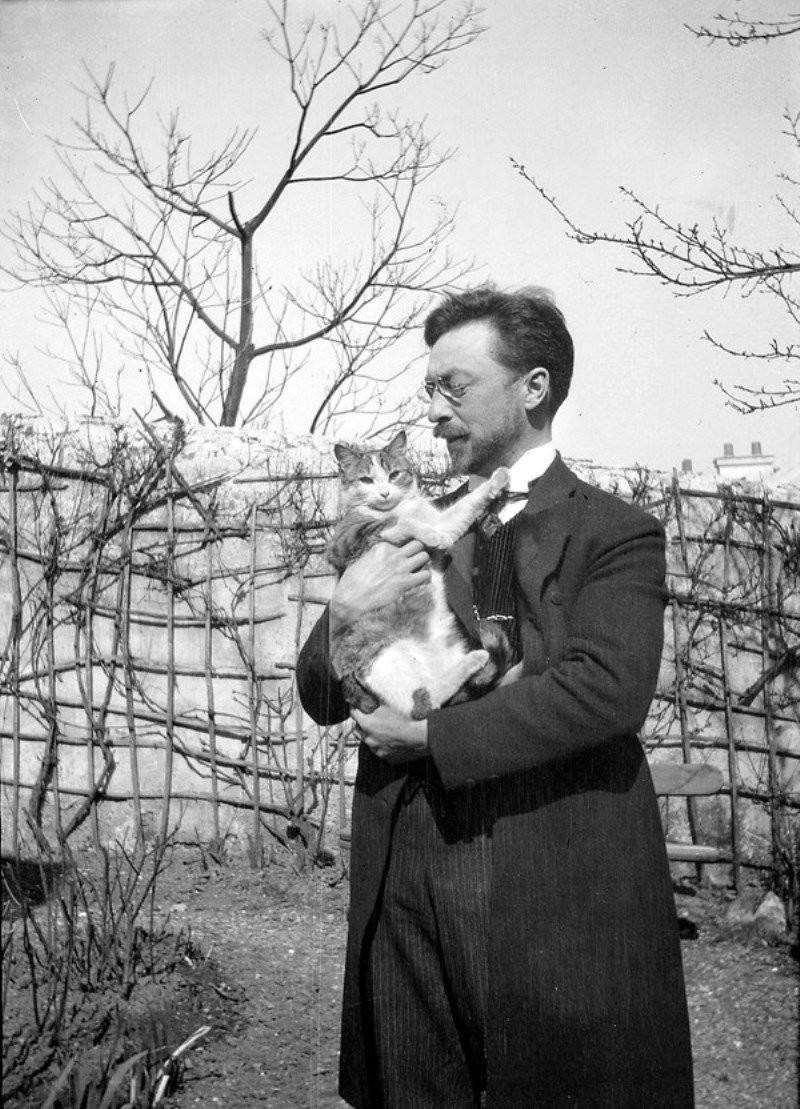 Kandinsky and his cat Vaska, 1906.jpg