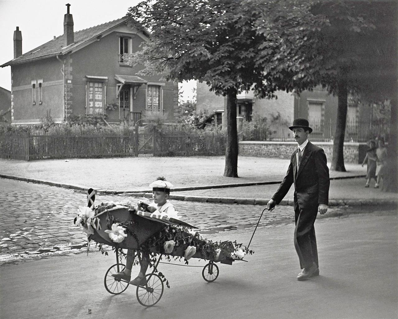 Papa’s airplane, Paris in 1934 (Photo by Robert Doisneau).jpg