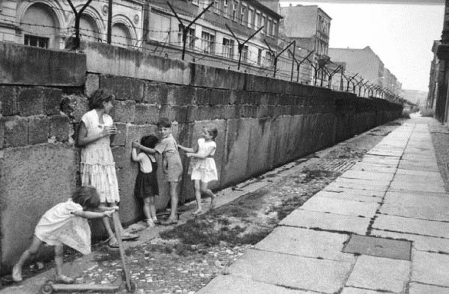 Children Playing by the Berlin Wall, 1962.jpg