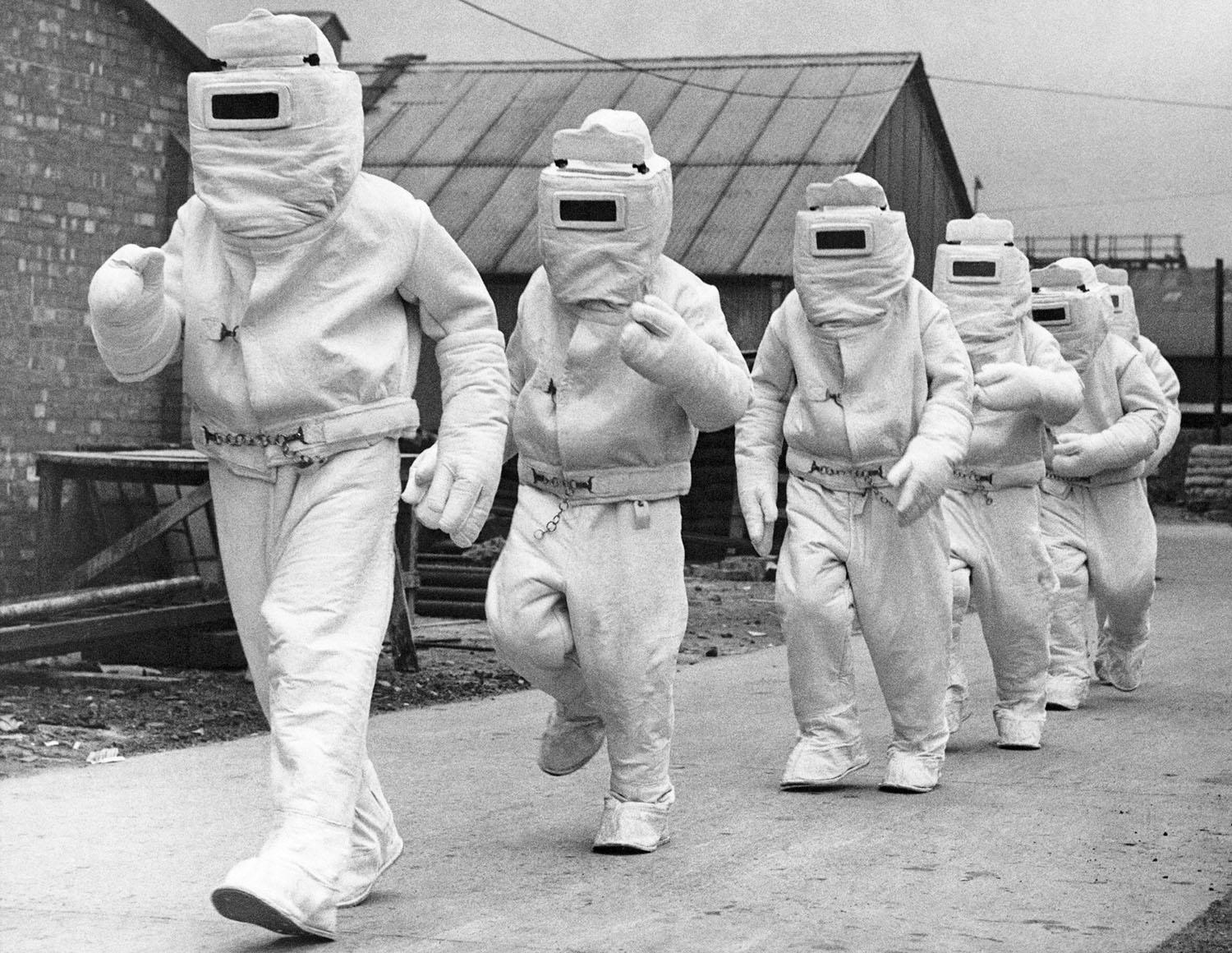 Asbestos firefighting suits, the U.K., 1940.jpg