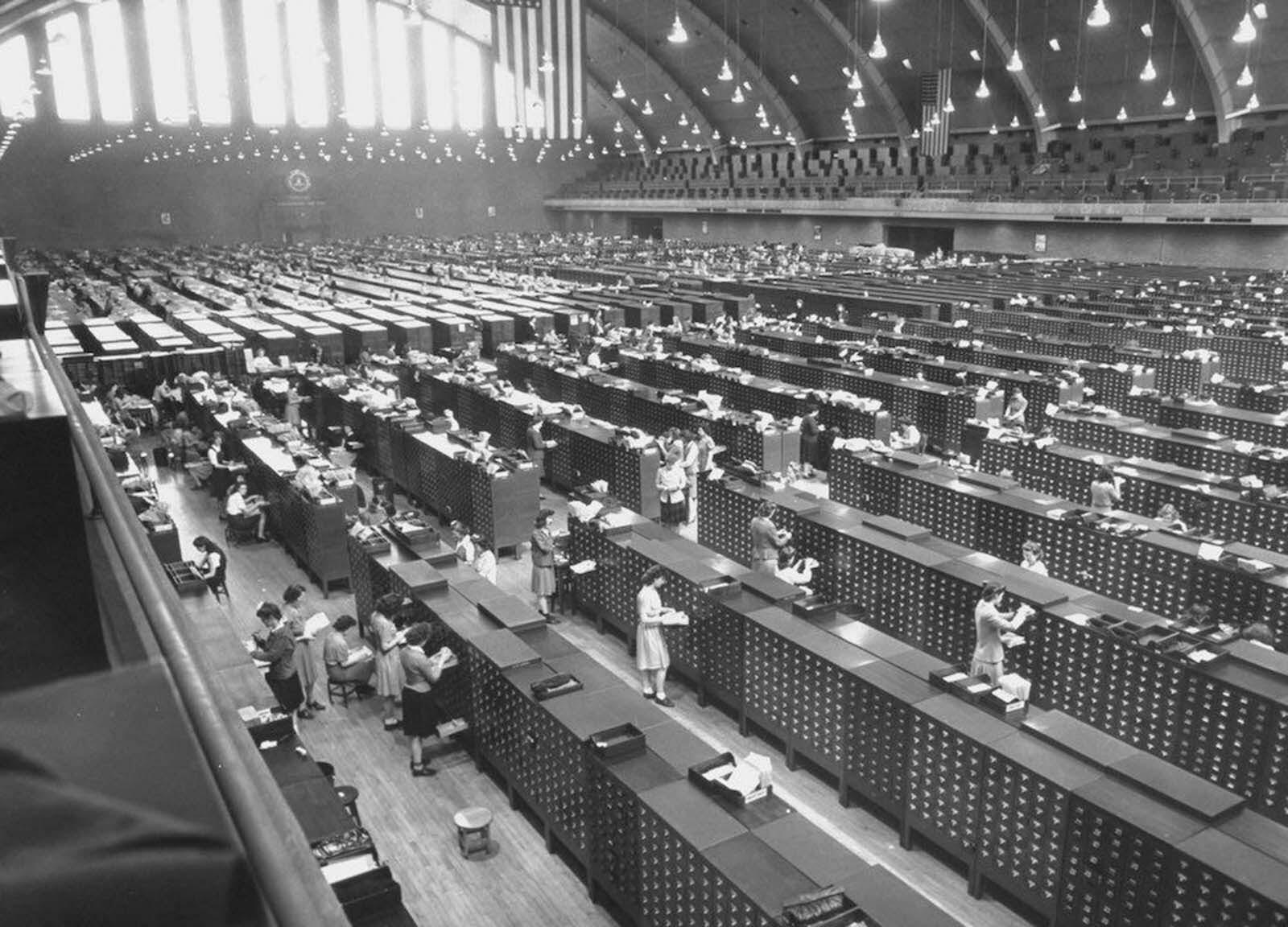 FBI fingerprint files in 1944.jpg