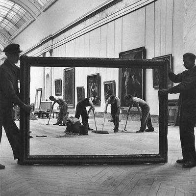 The Louvre, Paris 1947.jpg