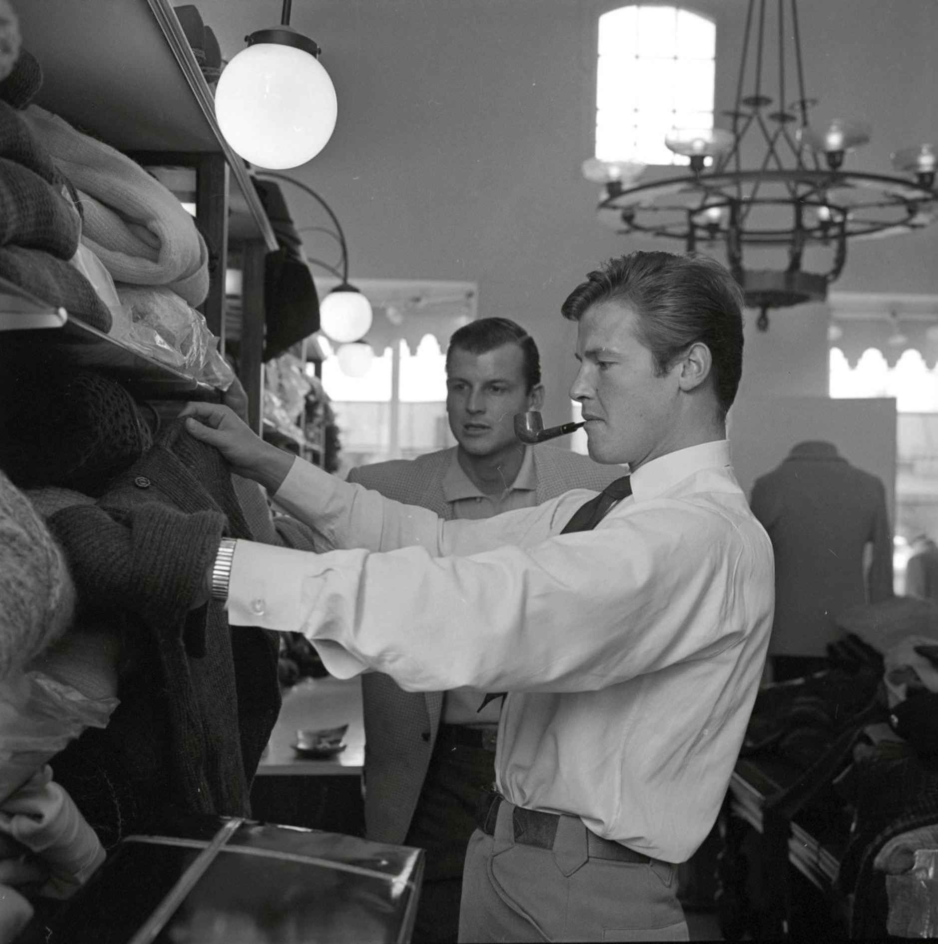 Roger Moore shopping in Los Angeles, 1961.jpg