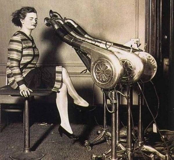 Fraulein blow drying her hair - ca. late 1920s.jpg