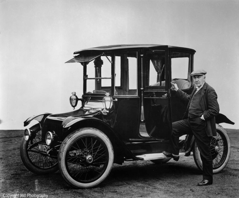 Thomas Edison next to a 1914 Detroit Electric car.png