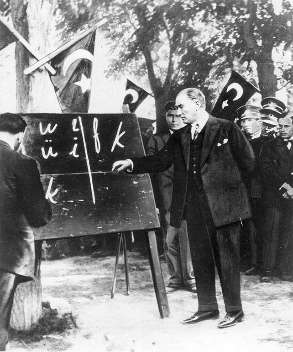 Мустафа Кемаль Ататюрк показывает новый алфавит 20 сентября 1928 года.jpg
