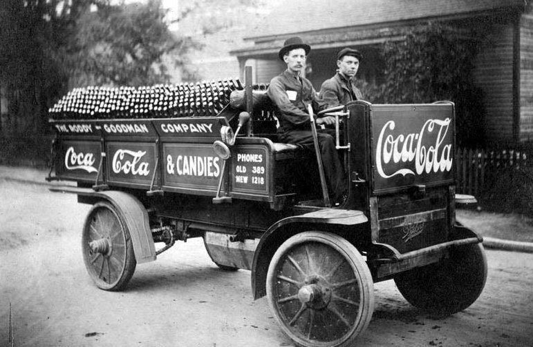 A Coca Cola company delivery truck in Knoxville, 1909.jpg