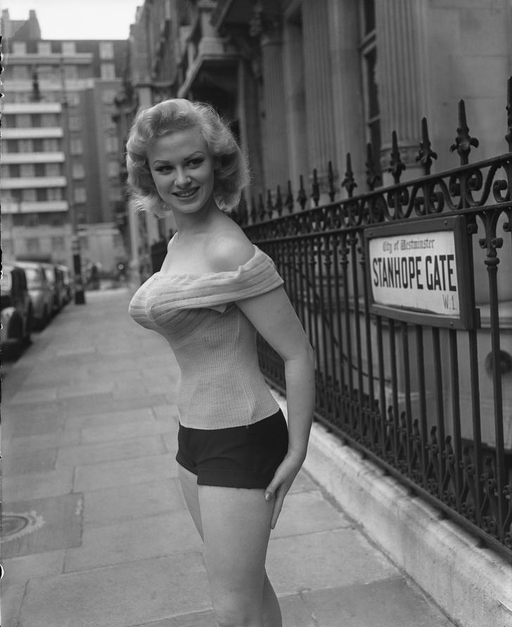 English glamour model Sabrina holds a press conference at Park Lane House in London,1955.jpg