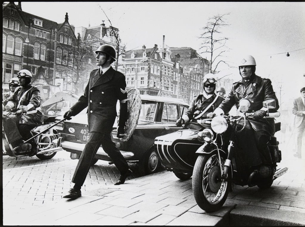 Dutch Police in action. Rokin, 1966.jpg