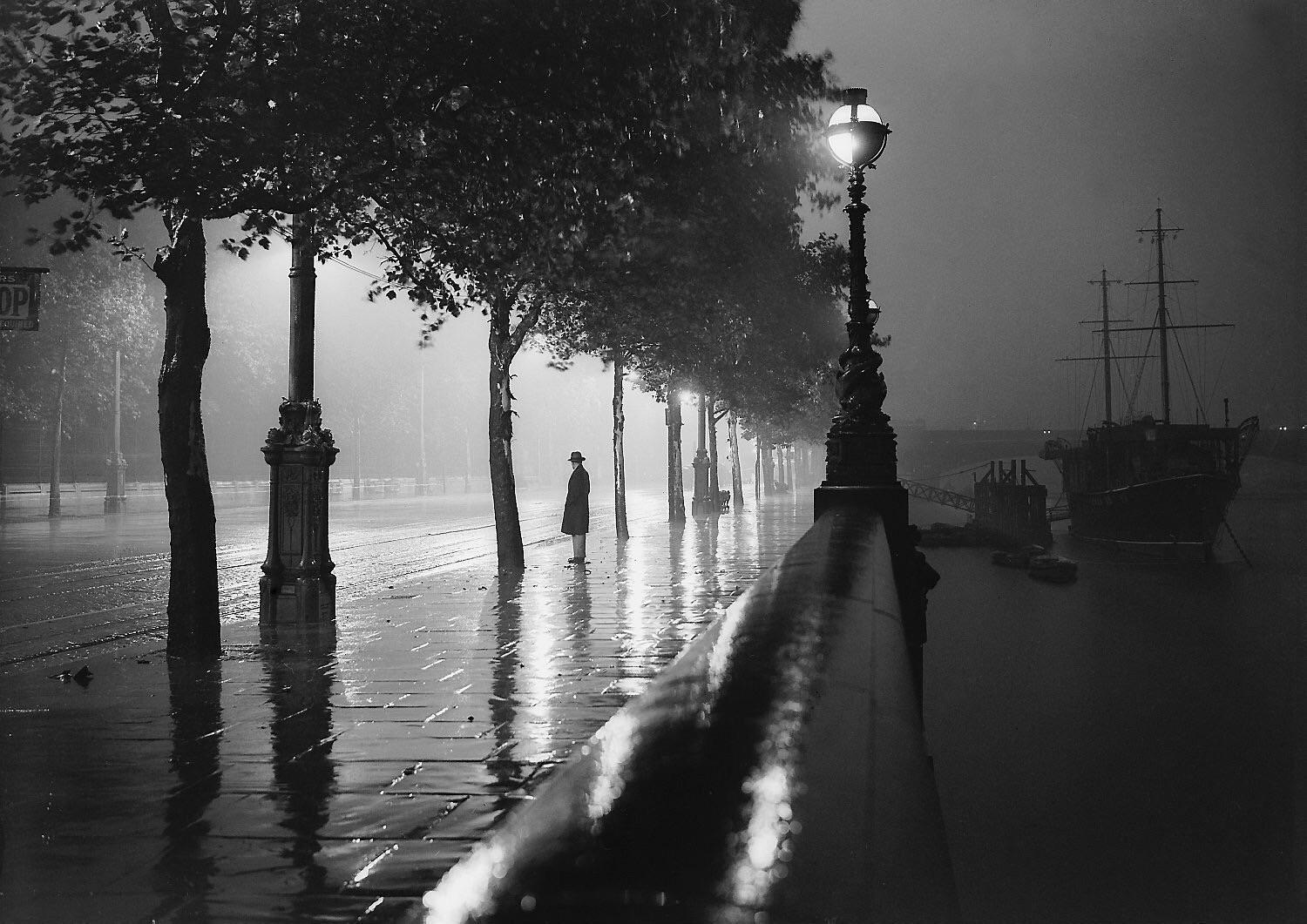 A wet Winter evening in London, 1929.jpg