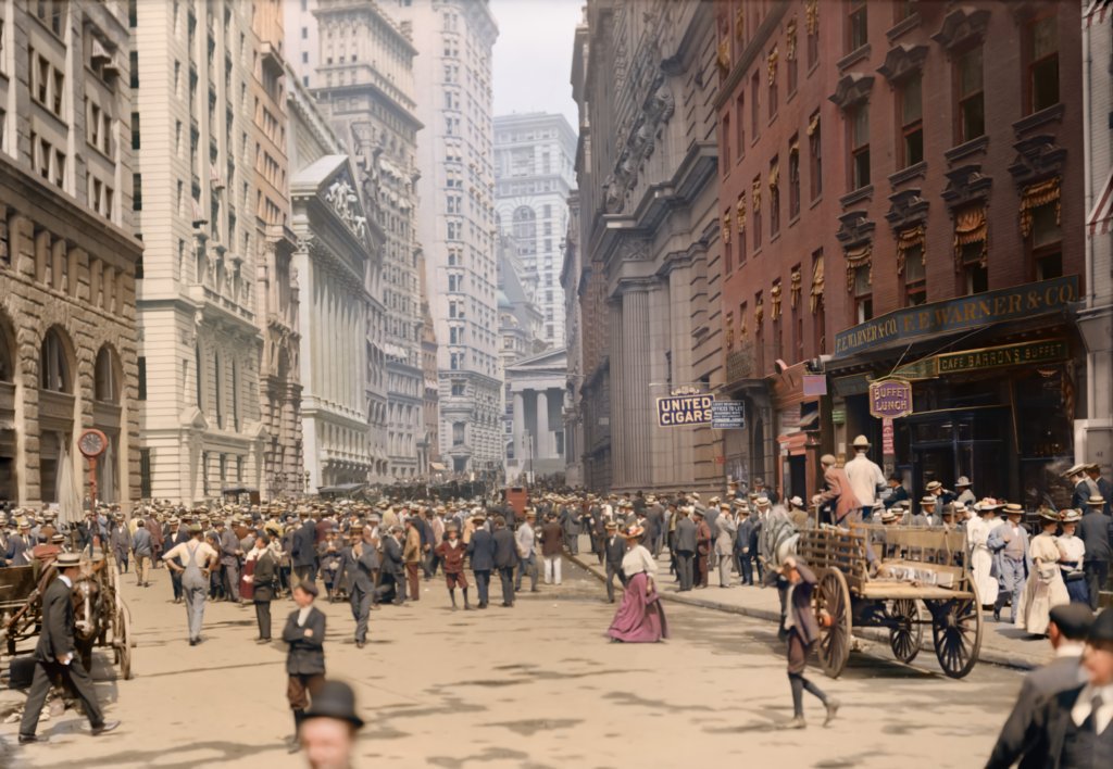Broadway, New York City, around 1900.jpg