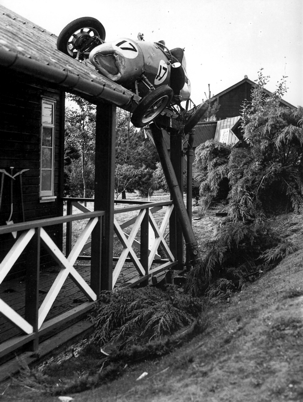 Peter Braid's F3 crash at Blandford in 1949.jpg