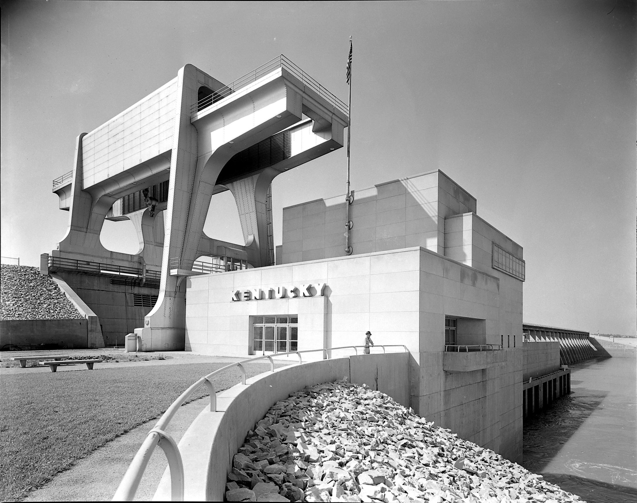 Kentucky Dam Powerhouse and Gantry Crane (1945).jpg