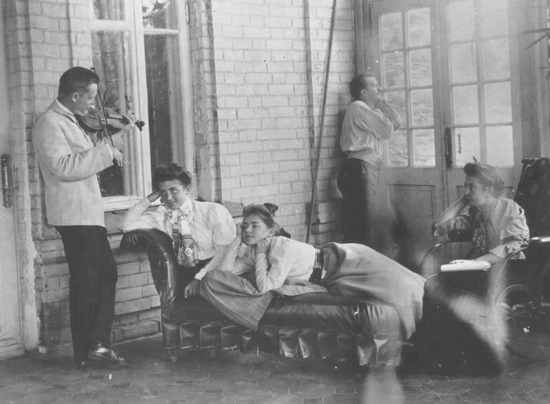 Russian family at their dacha (1900s).jpg