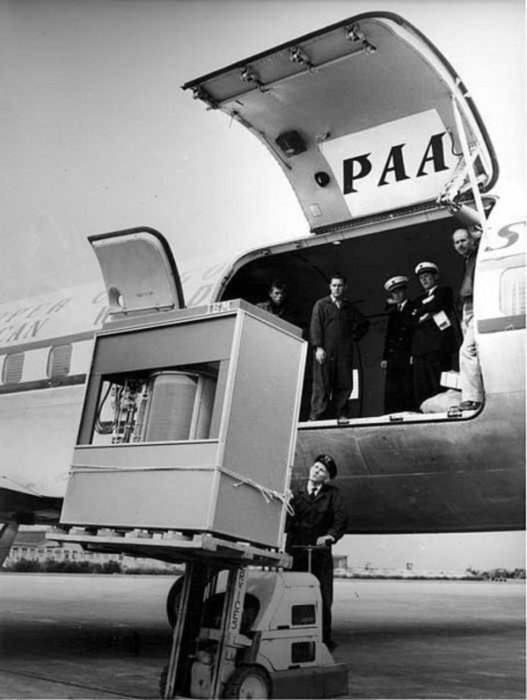 Жесткий диск при погрузке в самолет в 1956 году.jpg