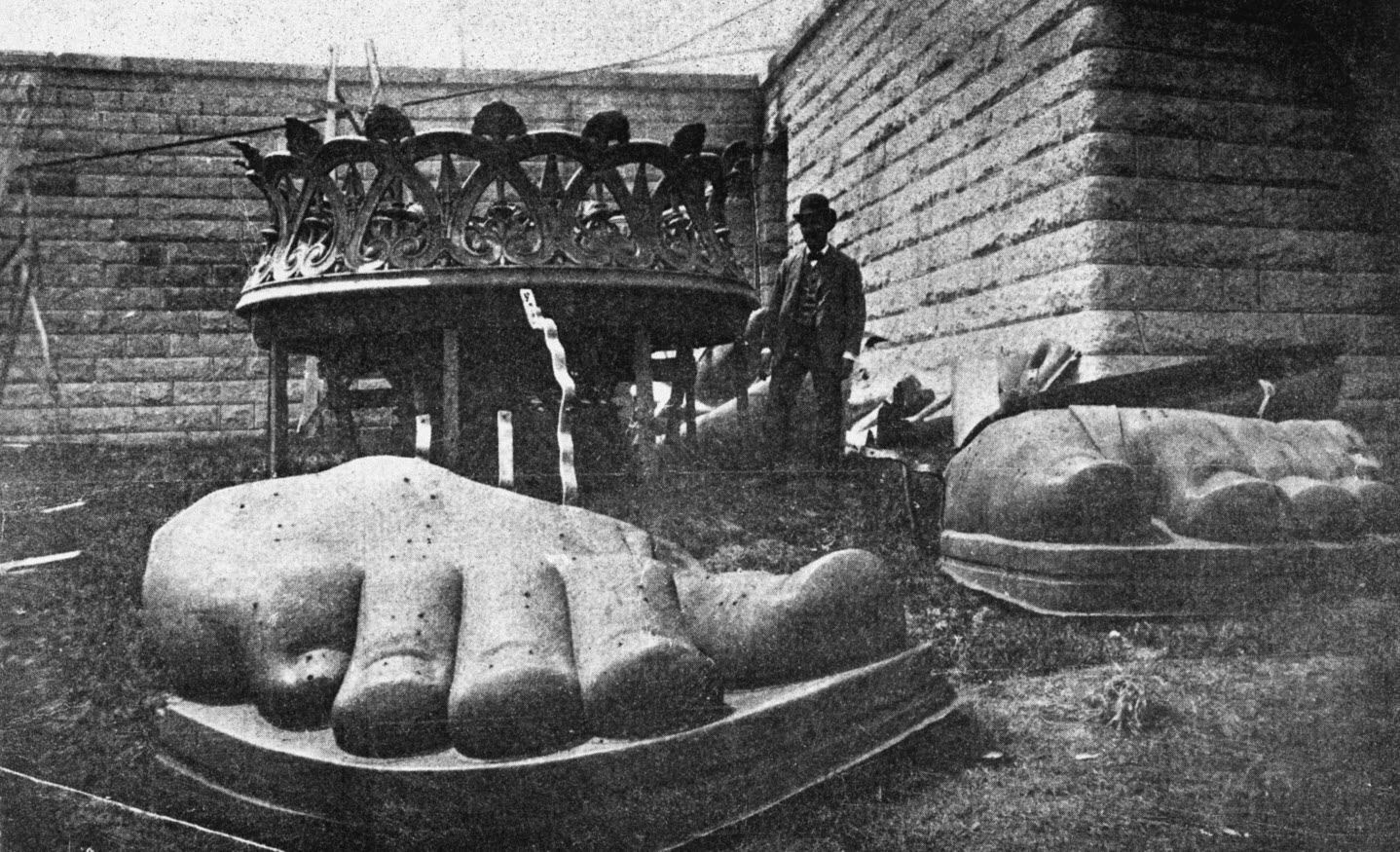 The Statue of Liberty in 1885.jpg