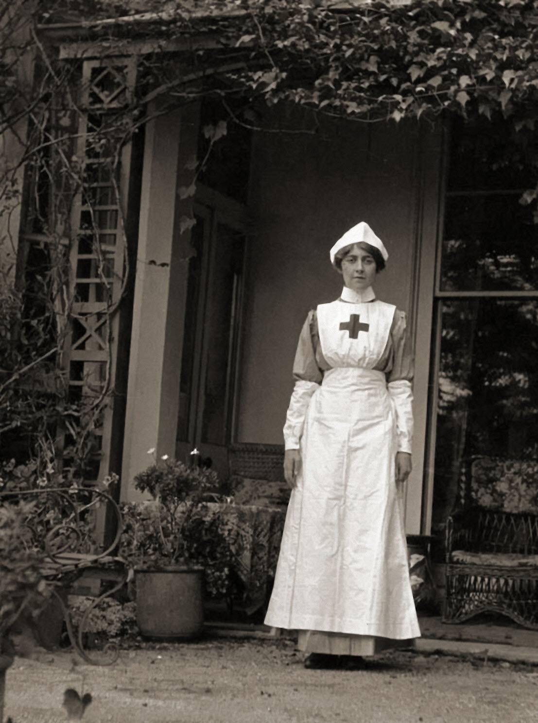 Agatha Christie in her WW1 nurse uniform, 1914.jpg