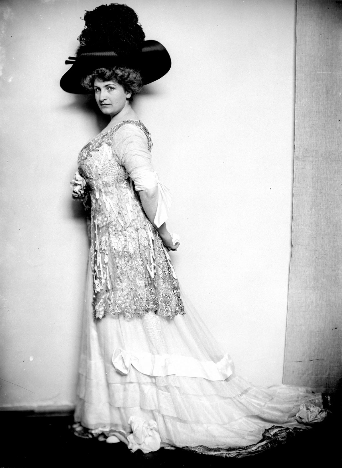 Alma Mahler, circa 1908.jpg