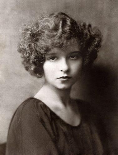 Clara Bow without all the beautiful makeup is still gorgeous 1921.jpg