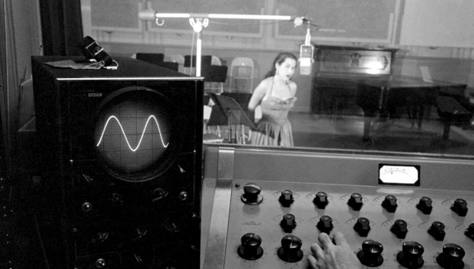 Yma Sumac in the recording studio, 1950.jpg
