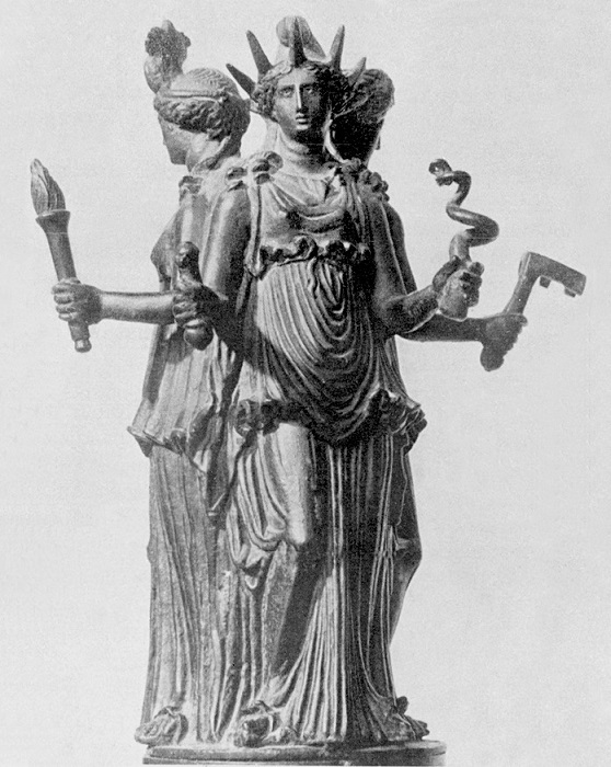 Геката – грозная богиня, пришедшая в пантеон греков из Малой Азии.jpg